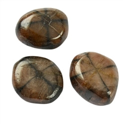 Kiastoliit ehk Andalusiit lihvitud kivi ~2,5-3 cm