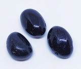 Must turmaliin - auguga kivi